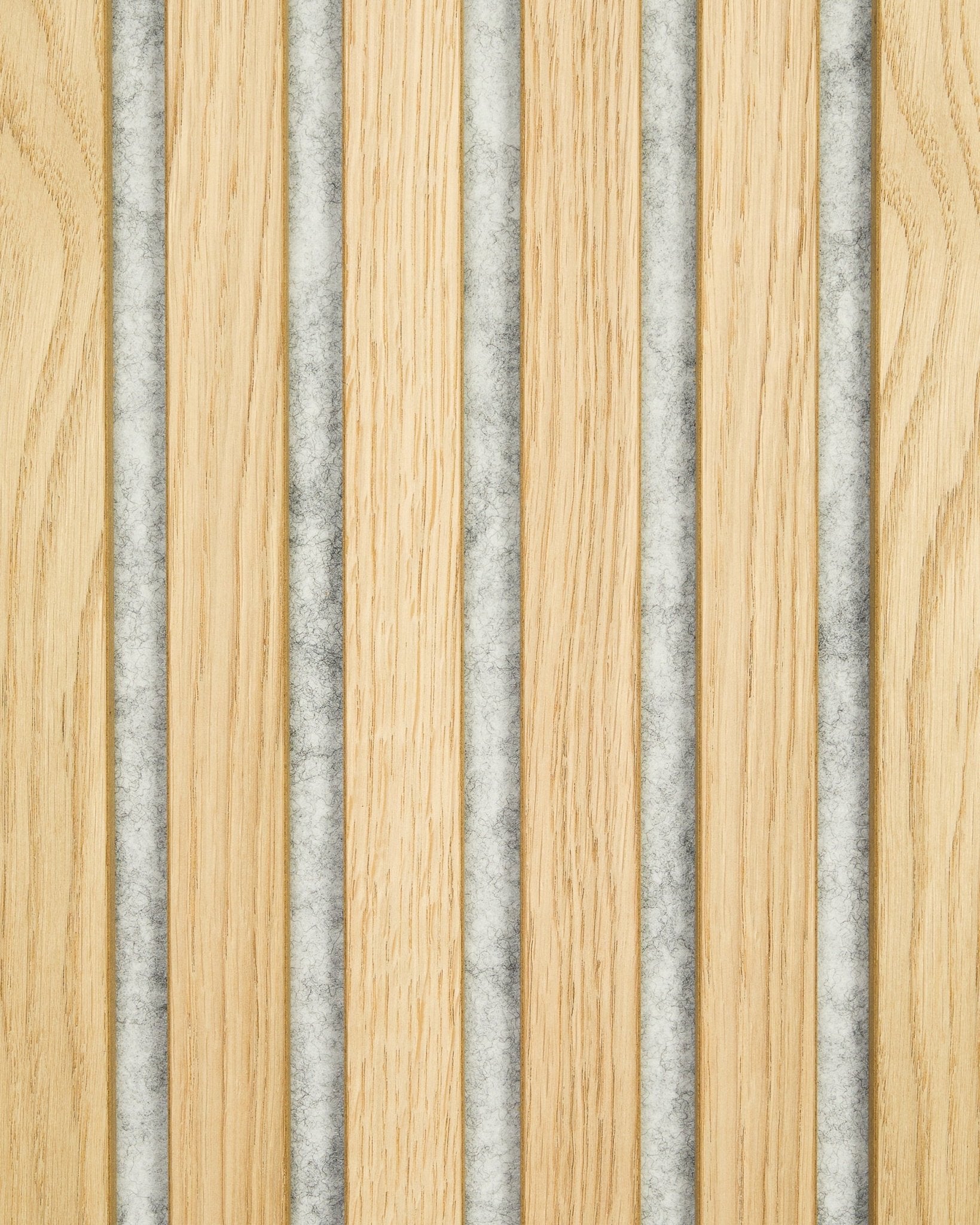 Échantillon Akupanel de WoodUpp en chêne classique, avec des lattes de bois alternées et des panneaux en feutre grey, qui présentent un design nordique Panneau acoustique moderne et géométrique.